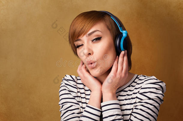 戴着耳机的年轻女子在录音室听音乐
