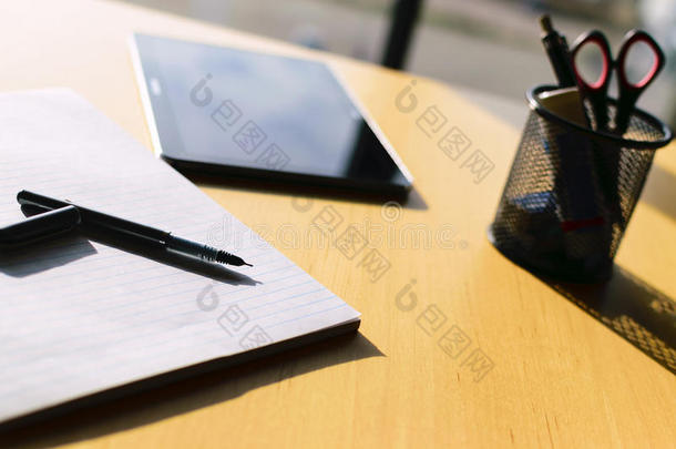 桌上有笔、纸和写字板