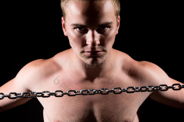 一个戴着金属链的<strong>肌肉男</strong>的特写肖像。