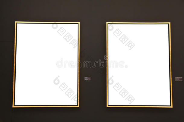 黑色墙上的空白金色画框