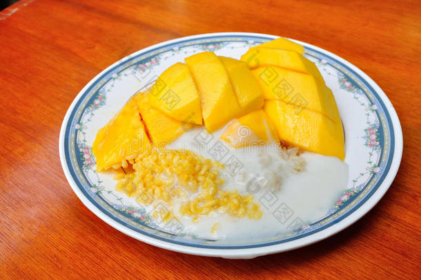 泰式热带甜点，糯米配芒果吃