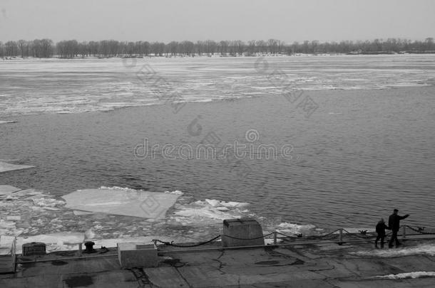 解冻，解冻。俄罗斯河