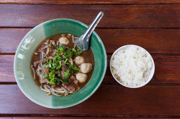 <strong>一碗香</strong>喷喷的泰国猪肉面汤