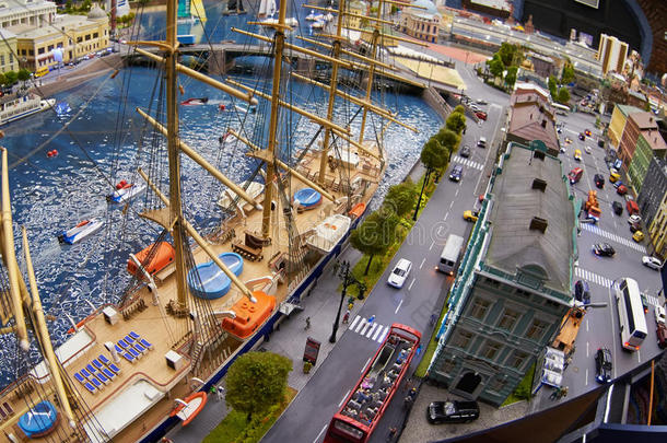 城市的微型<strong>模型</strong>，有<strong>码头</strong>、帆船和玩具车