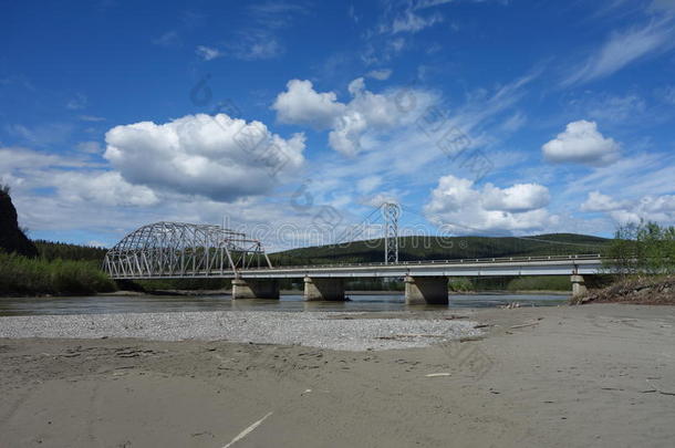一座横跨大河的大桥。