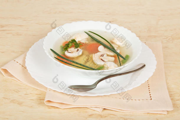 蘑菇汤，盘子，勺子和餐巾