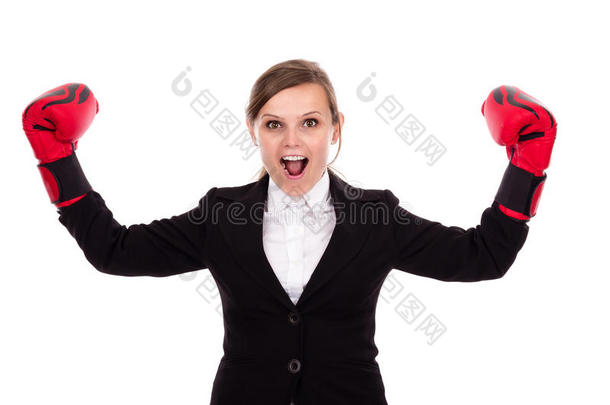 年轻成功的女商人戴拳击手套庆祝