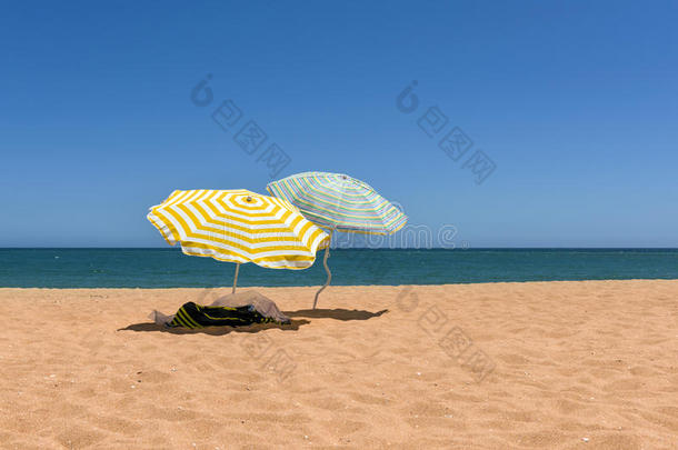 沙滩上五颜六色的<strong>沙滩伞</strong>