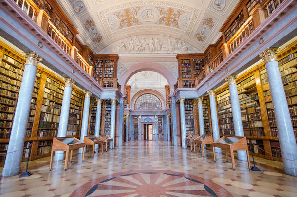 匈牙利潘诺哈尔马，潘诺哈尔马<strong>图书馆内部</strong>