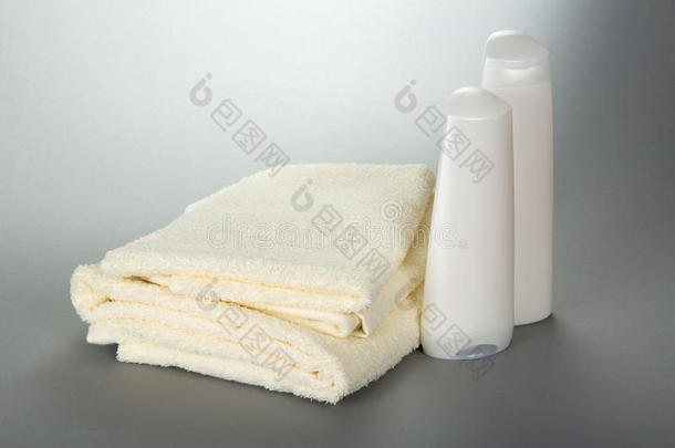 蓬松的毛巾，洗发水和护发素