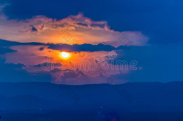 橙色的夕阳天空和云朵