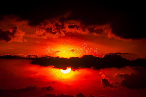 橙色的夕阳天空和云朵