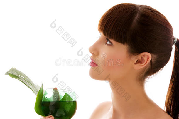 绿叶和一杯水的女人