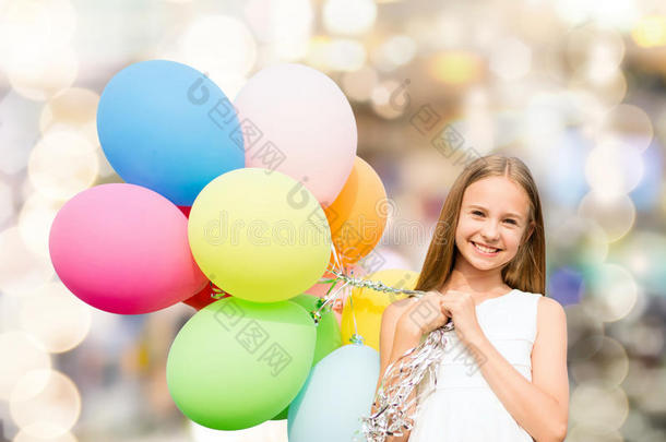 带着彩色气球的快乐女孩