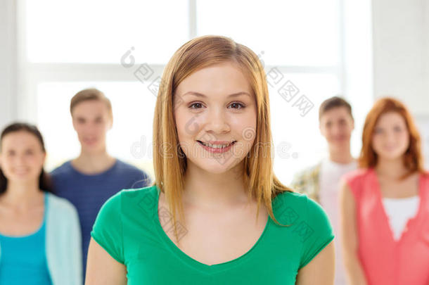 <strong>笑容</strong>满面的<strong>学生</strong>和十几岁的女孩在前面