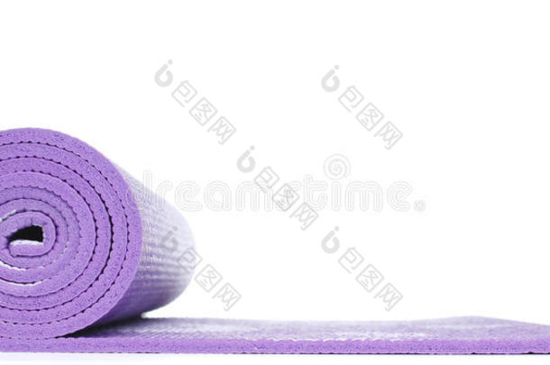 白色背景紫色瑜伽垫