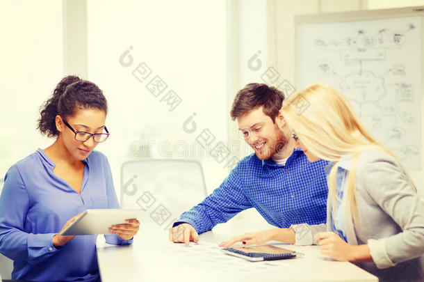 带着<strong>桌面</strong>电脑和文件的微笑团队