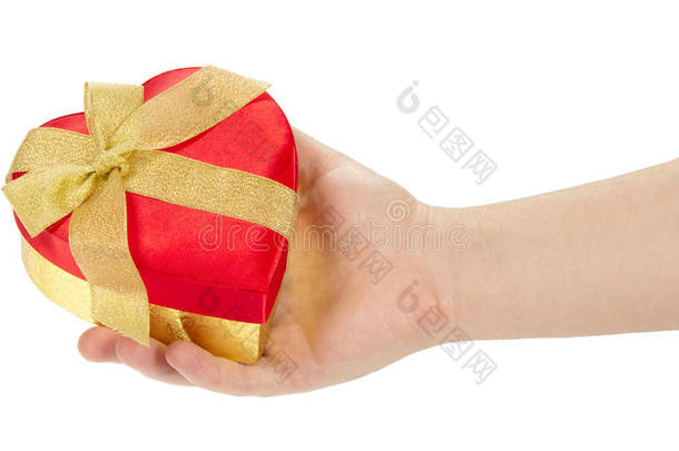 男人的手拿着红色的礼盒一颗心