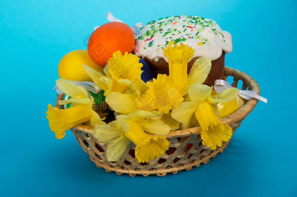 复活节蛋糕，鸡蛋和鲜花放<strong>在篮子里</strong>