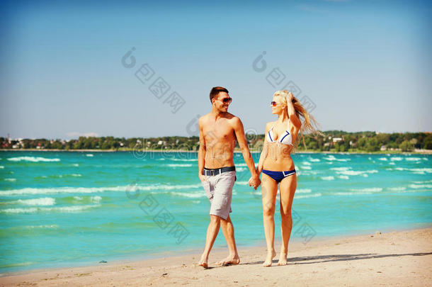 一对在海滩上散步的情侣