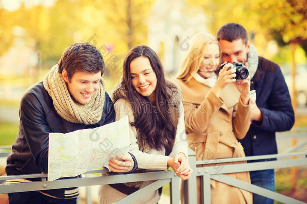 带着旅游地图和相机的情侣们在秋天公园