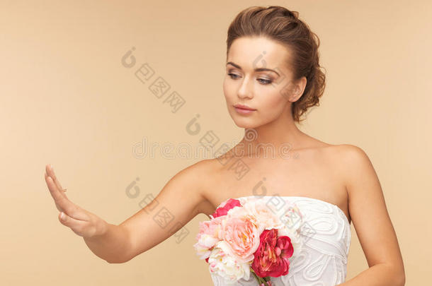 戴结婚戒指或订婚戒指的新娘