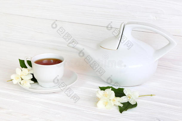 带有茉莉花茶的杯子一个轻的木制背景