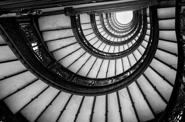 <strong>螺旋楼梯</strong>的低角度视图，芝加哥，库克县，伊利诺伊州，美国