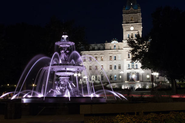 加拿大魁北克省魁北克市图尔尼喷泉，背景为议会大厦