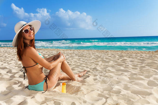 在白色沙滩上放松的可爱女孩