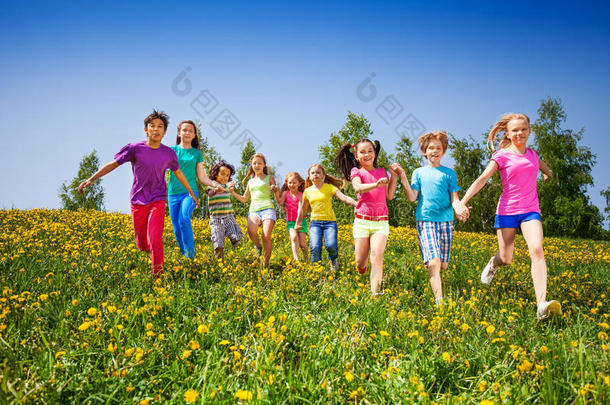 在<strong>绿野</strong>里牵着手奔跑快乐的孩子们