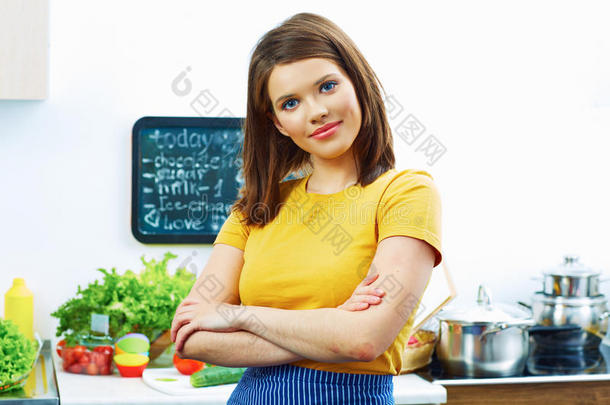 妇女在家庭厨房烹饪生物饮食