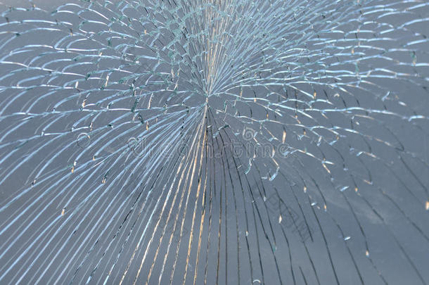 玻璃破裂。