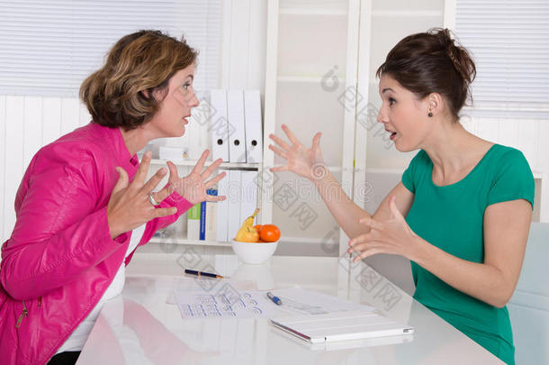 两个女商人在办公室里<strong>争论</strong>不休。