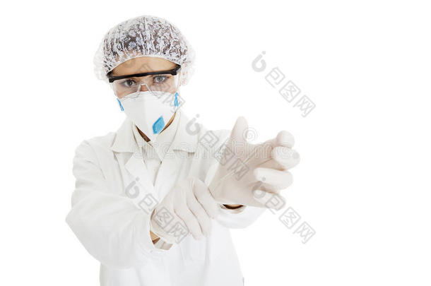 医生戴上白色消毒手术手套