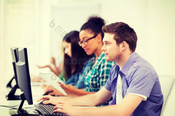 在学校用电脑学习的学生