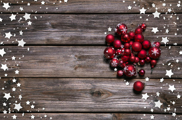 木制乡村圣诞背景，红色圆球和框架。