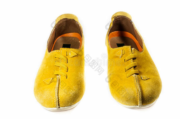 亮黄色皮鞋