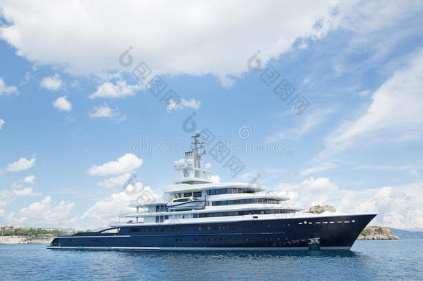 蓝色海洋中的豪华大型超大型或大型机动游艇。
