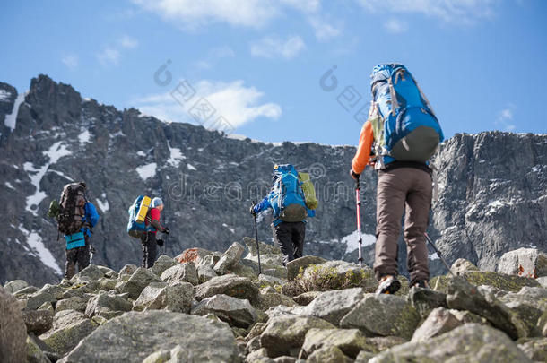 阿尔泰山落矶山，背包客路过<strong>雪原</strong>