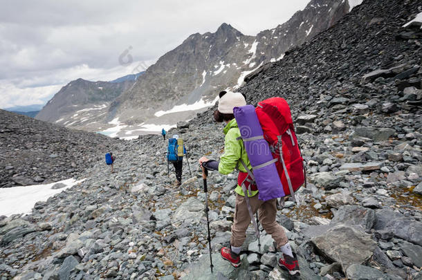 阿尔泰山落矶山，背包客路过雪原