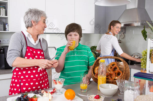 三代同堂——幸福的家庭一起做饭。
