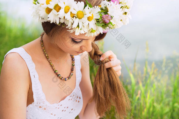 可爱的年轻女人，用一圈圈的迷彩编织她的头发