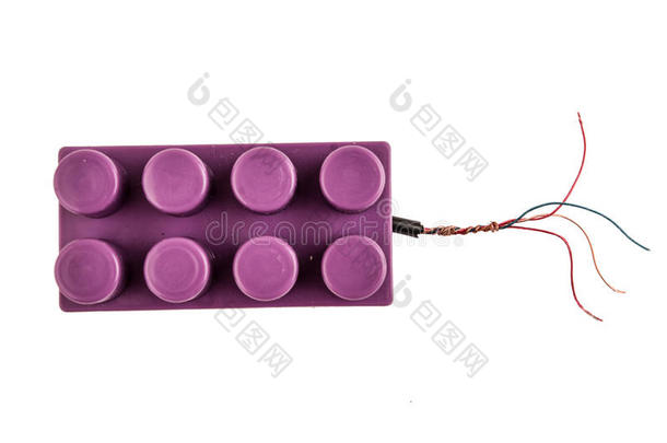 紫色乐高砖连接到开放的电线