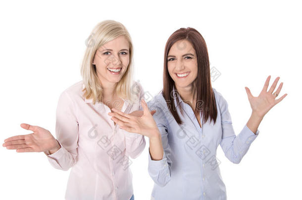 两个快乐的年轻女商人<strong>手拉手</strong>欢呼-孤立的白色。