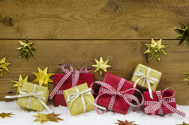 圣诞背景，有黄金和红色的礼物和礼物。