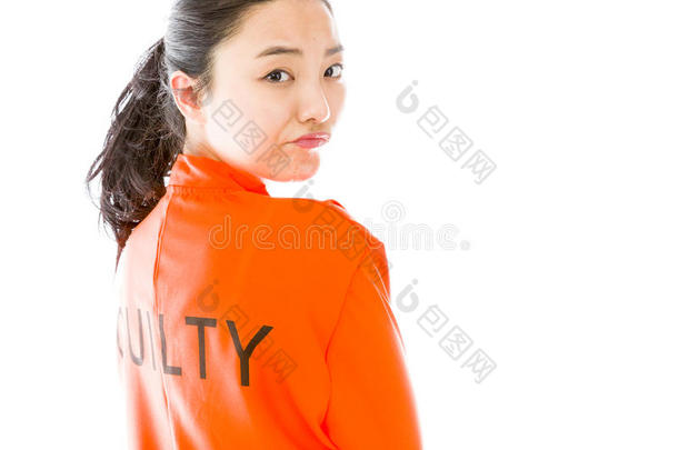 一位身穿囚徒制服的亚洲年轻女子的侧影