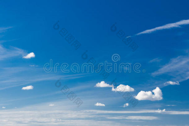 天空景观。深蓝色的天空，以白云为自然背景