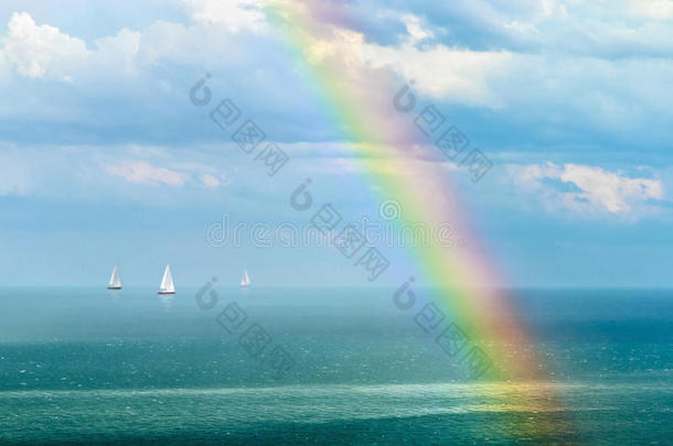 <strong>雨后</strong>有<strong>彩虹</strong>的风景和帆船