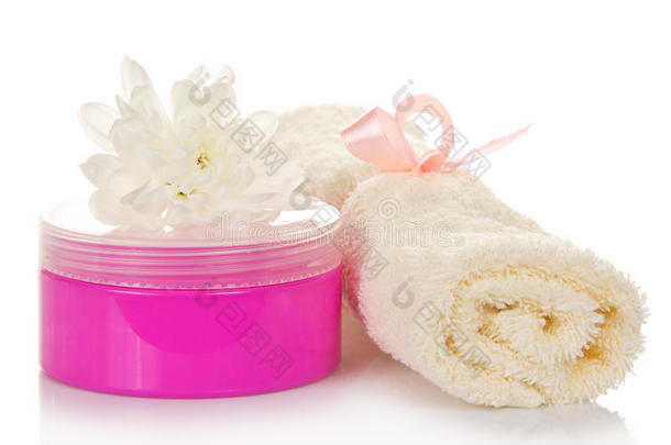 粉红色包装的奶油，毛巾和菊花